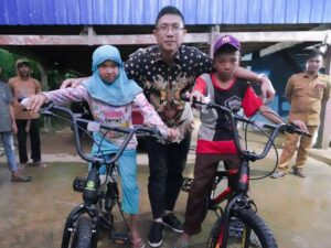 Tim Andalan Bawa Sepeda dan Meninjau Jalan Anak Sekolah yang Viral Bawa Parang