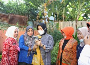 Didampingi Kepala DP2, Kadis PU, dan Dispar, Fatma Tinjau Longwis di Jalan Sungai Pareman 