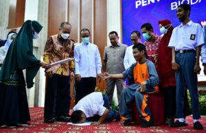 Penyandang Difabel Ini Sujud Syukur Terima e-KTP dari Andi Sudirman