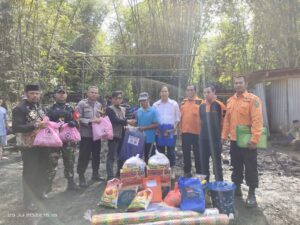 Rumah Panggung Beserta 24 Karung Padi Terbakar, Gubernur Andi Sudirman Salurkan Bantuan 