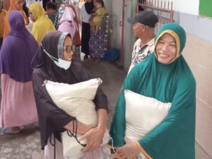 Terpancar Kebahagiaan di Wajah Mereka yang Kurang Mampu Usai Terima Sembako dari Komunitas Anak Rakyat Gowa