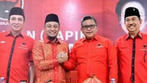 Jabat Tangan Andi Sudirman dengan Hasto Kristiyanto saat Hadiri Rapat Pimpinan PDIP Sulsel