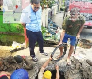 Dirtek PDAM Makassar Pantau Langsung Pengerjaan Pipa Bocor di Antang