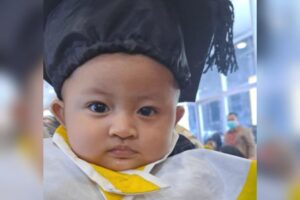 Ibunya Meninggal, Anak Usia 4 Tahun Ini Gantikan Ibu Wisuda 