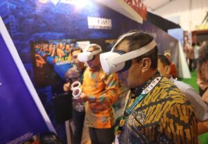 Perpaduan Phinisi dan Rumah Gadang, Bima Arya Sebut Booth Makassar Impresif
