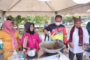 Danny Masak Rendang–Meracik Teh Talua di Hari ke-3 APEKSI Padang