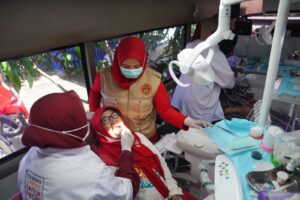 Dukung Baksos IKA Unhas, Pemprov Sulsel Turunkan Nakes Beri Layanan Kesehatan Gratis di Bone