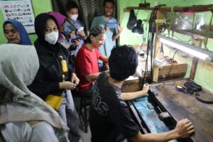 Tinjau Longwis di Satando, Kerajinan Logam Buat Fatmawati Rusdi Terkesima