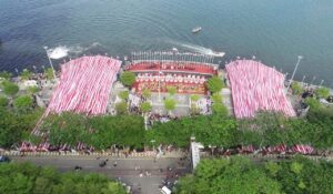 5.005 Meter Bendera Merah Putih Selimuti Pantai Losari 