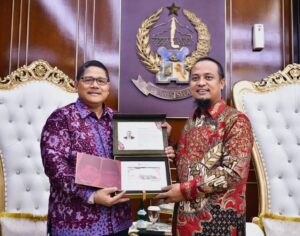 BI Sulsel Serahkan Uang Kertas Cetakan Baru Nomor Seri Tahun Kelahiran Gubernur Andi Sudirman