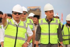 Andi Iwan Aras–Andi Utta Tinjau Proyek Pengaman Abrasi Pantai Kalumeme