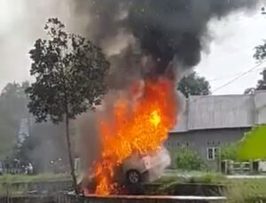 Mobil Ini Kecelakaan Lalu Terbakar di Depan SPBU Poros Sinjai-Kajang