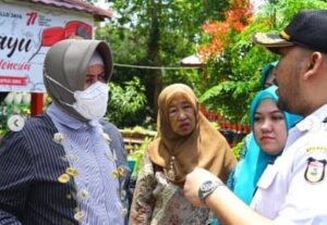 Didampingi Camat Panakkukang dan Istrinya, Ketua TP PKK Makassar Indira Kunjungi Lorong Peduli Inflasi