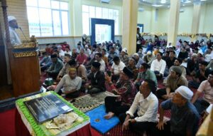 Gubernur Salat Ashar dan Resmikan Masjid Darul Falah di Kelurahan Rappojawa Makassar