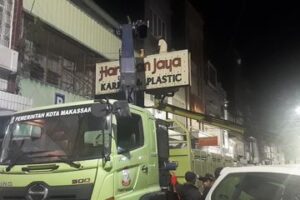 Bapenda Makassar Bongkar Paksa Reklame di Jalan Somba Opu