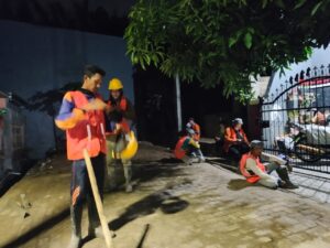 Petugas PDAM Atasi Kebocoran Pipa Di Perumahan Kompleks Hartaco Permai