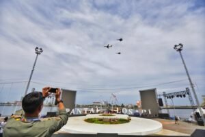 H-1 F8, Tiga Sukhoi Mengudara di Atas Laut Losari, Ini Tujuannya