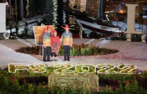 Danny Hadiahi Sandiaga Uno Lukisan Pinisi, Dilukis Pakai Tanah Liat