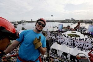 Pengunjung Makassar F8 Diajak Uji Adrenalin Main Rappelling, Gratis Kok!