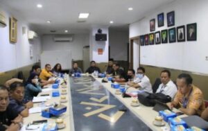 Kadis PTSP Makassar Hadiri Rapat Tindak Lanjut Hasil Sidak Komisi C DPRD di Beberapa Toko