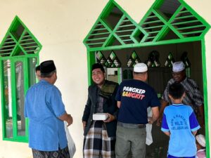 Pangkep Bangkit Bagi-bagi Ratusan Nasi Kotak ke Masjid Hingga Panti Asuhan