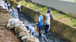 Satgas PU Makassar Keruk Drainase,  Antisipasi Banjir di Musim Hujan