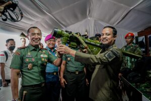 Gubernur Andi Sudirman Bersama Pangdam XIV Hasanuddin Tinjau Pameran Alutsista