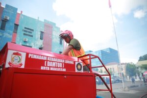 Pertolongan Pertama Kebakaran Lorong, Danny Bagikan 53 Unit Damtor