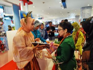 Promosikan Potensi Pariwisata Makassar, Istri Wagub DIY Sambangi Stand Dispar di PDN Expo 2022