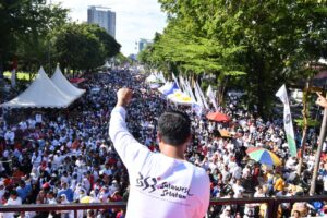 353 Tahun Sulsel, Gubernur Termuda Ini Lepas Puluhan Ribu Peserta ‘Anti Mager 3,53 Km’ Berhadiah Umroh