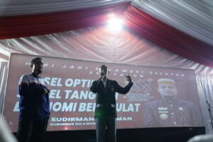 Gubernur Serahkan Santunan dan Beasiswa dari SD – Perguruan Tinggi Bagi Anak Non-ASN Penyapu Jalan