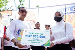 Momentum 353 Tahun Sulsel, Gubernur Andi Sudirman Serahkan Berbagai Bantuan