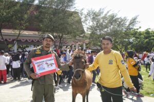 Gubernur Serahkan Hadiah Kuda Anti Mager Jeneponto Diraih Satpol PP 