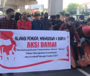 Sekelompok Pemuda Bentang Spanduk di Depan Kantor DPRD Makassar Dukung Kinerja Jokowi dan Pemilu Tertib