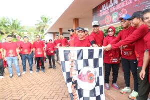 Danny Pomanto Lepas Peserta Jalan Sehat IKA Unhas Gowa