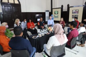 Wali Kota Danny Jamu Senator Malarndirri McCarthy Kuliner Khas Makassar