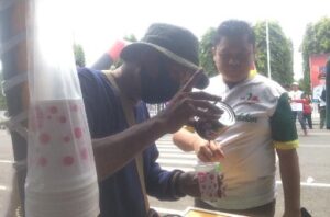 Momen YM Borong Jajanan Es Gerobak