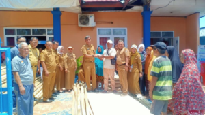 Kadisperkim Makassar Turun Langsung Serahkan Bantuan Korban Kebakaran di Rappokalling