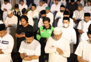Driver Ojol Ikut Serta Hadiri Shalat Subuh Berjamaah, Doakan Kota Makassar