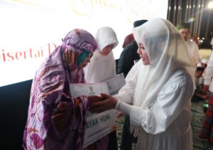 4 Warga Makassar Terima Bantuan Perbaikan Rumah Tidak Layak Huni saat Ikut Shalat Subuh Berjamaah