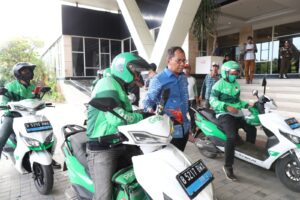 Konsisten Menggunakan Ojol, Danny Naik Grab Menuju Lokasi Rakernis