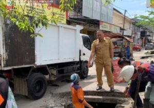 Camat Panakkukang Pimpin Pembersihan Drainase, Sekaligus Berikan Surat Teguran