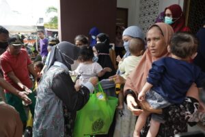 Ketua TP PKK, Wawali, dan Sekda Kota Makassar Kompak Kunjungi Korban Banjir Biringkanaya
