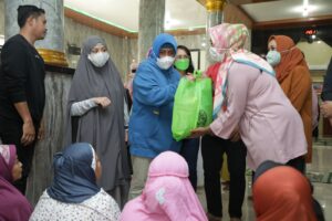 Ketua TP PKK Makassar Hibur Anak Terdampak Banjir Kelurahan Laikang, Ajak Bermain Latto-latto