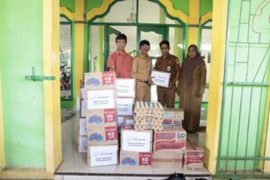 Dispar Makassar Serahkan Bantuan Sembako kepada Korban Banjir di Manggala