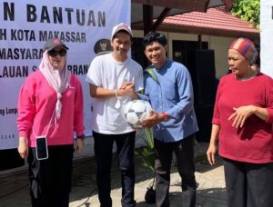 Walkot Makassar Serahkan Bantuan Alat Olahraga Didampingi Kadispora Makassar