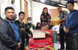 Malam-malam, Kadinsos Makassar Turun Langsung Serahkan Bantuan ke Korban Banjir di Biringkanaya
