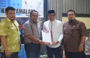 Begini Pesan Camat Tamalate Usai Serahkan SK LPM