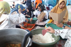 Ketua TP PKK Kota Makassar bersama Wawali Makassar Kunjungi Posko Pengungsi Banjir di Katimbang