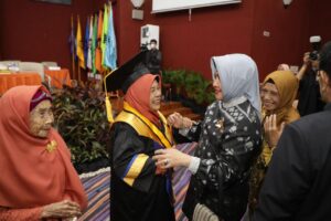 Ibunda Kepala Bapenda Dikukuhkan Sebagai Profesor, Indira Yusuf Ismail Sampaikan Selamat